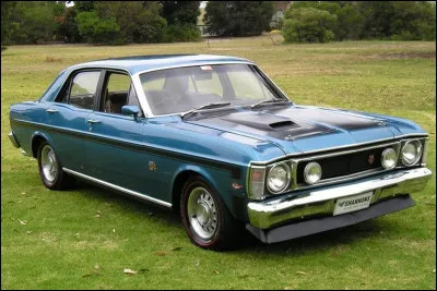 En 2021, l'Australie n'a plus son manufacturier automobile national. Pour faire hommage à Holden, nous allons nous intéresser à l'un de ses grands concurrents. Je vous présente un des modèles iconiques de ce concurrent. Quel est son nom ?