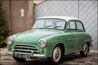 En Europe de l'Est, il est commun qu'un modèle traverse les décennies sans grandes évolutions majeures. Vous me demandez une preuve, la voici ! La voiture en illustration a été produite pendant 30 ans. Pouvez-vous me la nommer ?
