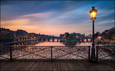 Le pont des Arts relie le Louvre à la rive gauche de la Seine.