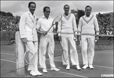 Les "4 Mousquetaires" du tennis français étaient Cochet, Borotra, Brugnon et Lacoste.