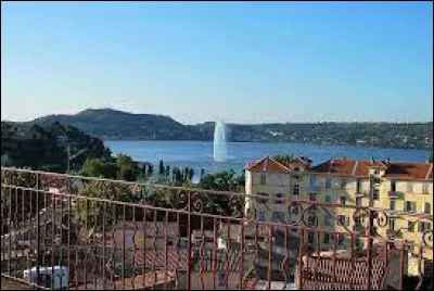 Je vous propose cette vue d'Istres, avec l'étang de l'Olivier et son jet d'eau. Ville de la région P.A.C.A., elle se trouve dans le département ...