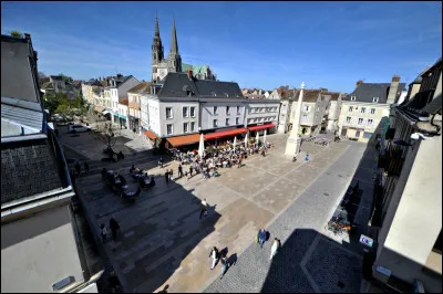 Terminons notre petit voyage sur la "Place du Cygne", non loin de la cathédrale : dans quelle ville sommes-nous ?