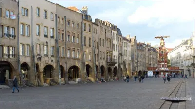 Allez maintenant "Place Saint-Louis", une place de lépoque médiévale, avec une galerie couverte dune soixantaine darcades : vous vous trouvez à ...