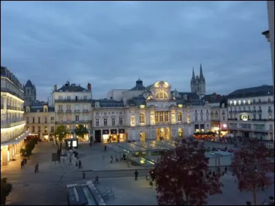 Nous devons nous retrouver sur la "Place du Ralliement" située en plein centre de la ville, c'est le point de rassemblement et de passage, le cadre de divers événements divers ; on aperçoit les flèches de la cathédrale Saint-Maurice : c'est à ...