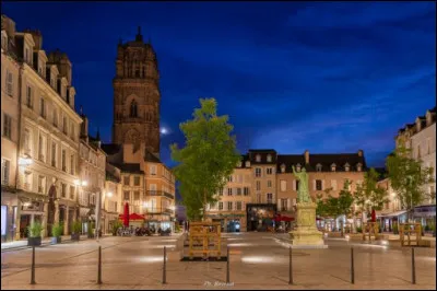 La "Place de la Cité" est dominée par la haute tour de la cathédrale voisine. Elle est, avec la "Place du Bourg", au coeur du centre-ville et de ses rues piétonnes : vous vous trouvez à ...