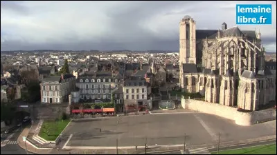 La vaste "Place des Jacobins", située en contrebas de la cathédrale est le cadre d'événements et manifestations diverses : dans quelle ville êtes-vous ?
