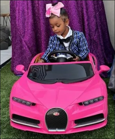 Il faut dire que la passion commence parfois très tôt. Quelle est cette auto d'enfant pour voir la vie en rose ?