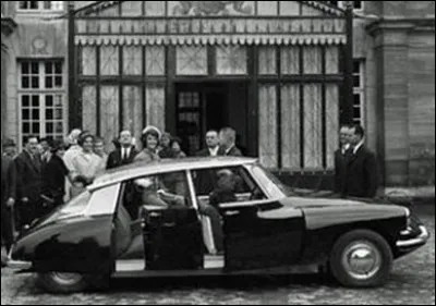 À bord de quelle voiture s'embarque Jacky Kennedy lors d'un voyage en France ?