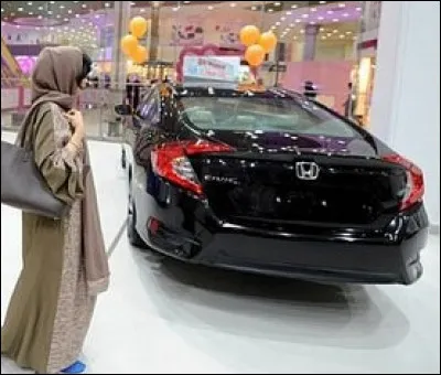 Dans ce pays, on commence enfin à délivrer des permis de conduire aux femmes. Quelle est ce modèle présenté en Arabie saoudite ?