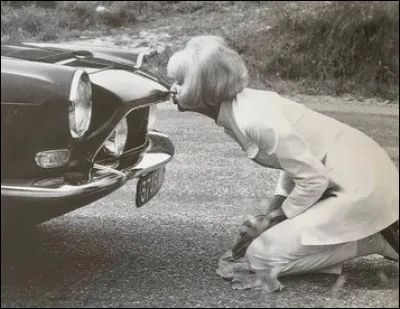 La voiture est parfois objet de fascination. Quelle voiture Mireille Darc embrasse-t-elle dans les années 60 ?