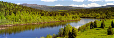 Il fait 2428 km, passe en Russie et au Kazakhstan, prend sa source au sud des monts Oural et se jette dans la mer Caspienne :