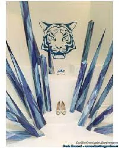 Quelle est la couleur des cheveux de Blanche ?