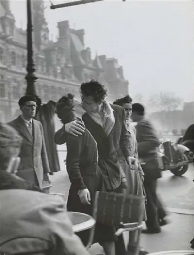 Je suis Henri Cartier Bresson, ma plus célèbre photo est "Le Baiser de l'Hôtel de ville" :