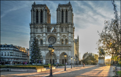 Elle a récemment fait la une des journaux car elle a brûlé. Quelle est cette cathédrale parisienne ?