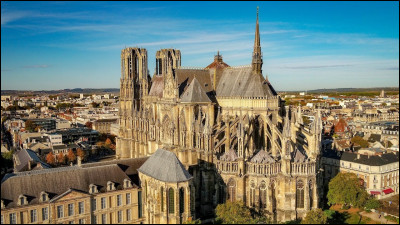 La majorité des rois de France sont allés se faire sacrer dans cette cathédrale. Dans quelle ville se trouve-t-elle ?