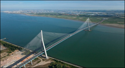 Le pont de Normandie permet de traverser la Seine pour relier Le Havre à quelle ville ?