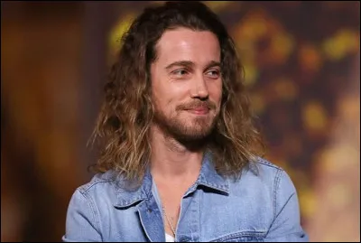 Quelle est cette chanson de Julien Doré : "Mais je sais que tu restes / Dans les fleurs que j'te laisse / Après la nuit / Violence et promesse / C'est tout c'que tu détestes / La mort aussi" ?