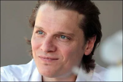 Quelle est cette chanson de Bénabar : "Voici que l'année dernière / Devient il y a 10 ans / Ceux qui t'oublie / On les oubliera dans pas longtemps" ?