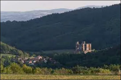 Voici une vue de Domeyrat et de son château (à droite). Village d'Auvergne-Rhône-Alpes, dans l'arrondissement de Brioude, il se situe dans le département ...