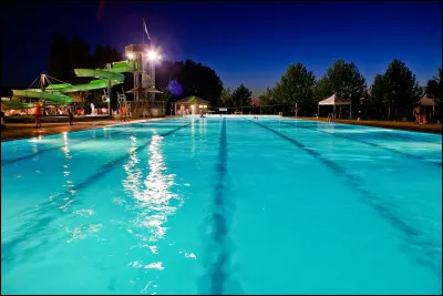C'est l'été, on fait un plongeon dans la piscine.