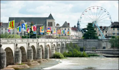 Dans quel pays se trouve le ville de Tours ?