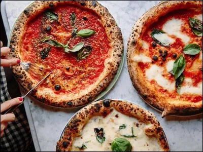 De quoi est compos&eacute;e une pizza "Reine" ?