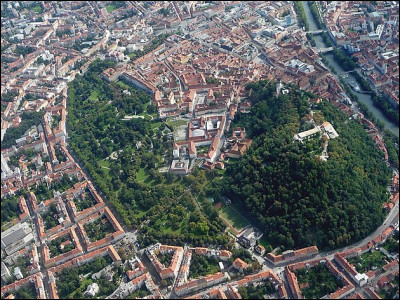 10e > Après la capitale, c'est la 2e ville d'Autriche*, avec un centre-ville mangé par une forêt à écureuils ! Apaisant et rassurant, non ?