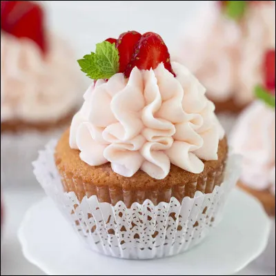 Le jour J, tout le monde est là. Alors que tu es en train de manger un cupcake, quelqu'un passe et t'arrose de la tête aux pieds avec un pistolet à eau.