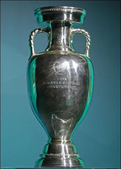 Quelle équipe participait au premier championnat européen de son histoire ?