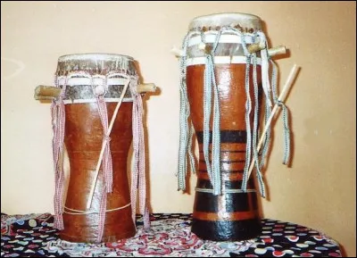 Instrument de musique à percussion sénégalais en bois, dont la membrane est en peau de chèvre :