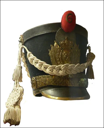 Coiffure militaire rigide et à visière :