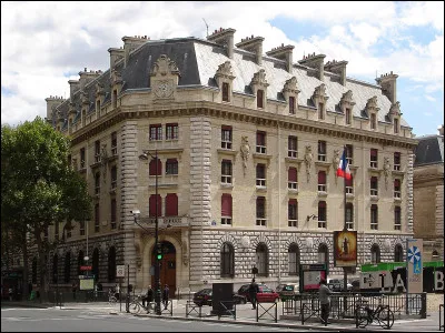 À Paris, quel est le siège de la Garde républicaine ?