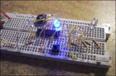 Lorsque l'on ne possède pas le matériel pour réaliser un circuit, quel dispositif ci-contre permet facilement de réaliser des montages sans soudure ?