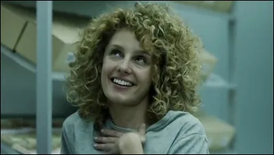 Quel est son nom de famille ?
Indice sur le nom de la série : 🏦 💰🎭❤️