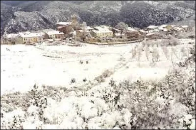 Voici une vue hivernale de Campoussy. Petit village Catalan de 38 habitants, il se trouve dans l'ex région ...