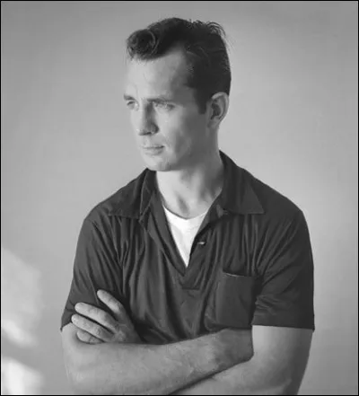 Sur quel support l'Américain Jack Kerouac a-t-il écrit le roman "Sur la route", publié en 1957 ?