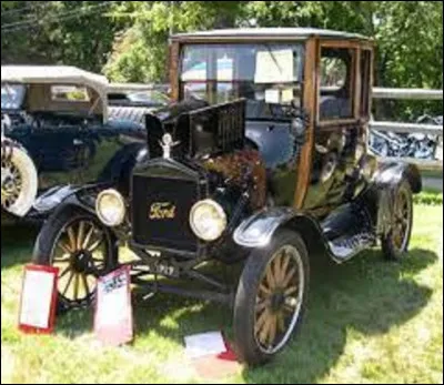 12 août 1908 : 
Quel modèle de voiture est la première à sortir des chaînes de fabrication des usines de détroit, faisant ainsi gagner Henry Ford qui avait fait le pari de ''construire une automobile destinée à la grande masse'', en ne coûtant que 850 dollars ?