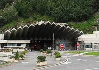 14 août 1962 : 
Voit la jonction des équipes de forage françaises et italiennes du tunnel du Mont-Blanc. Quelle est la longueur de ce tunnel ?