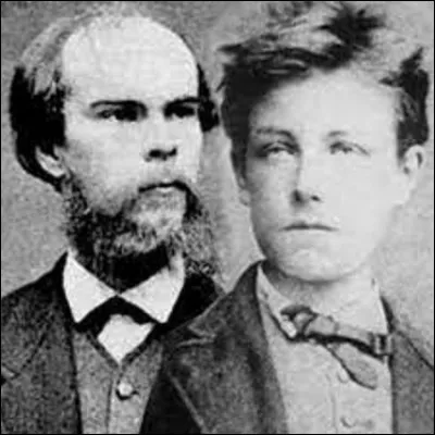 8 août 1873 : 
En Belgique, Paul Verlaine est condamné à de la prison pour avoir tiré deux coups de revolver sur son amant Arthur Rimbaud. Celui-ci blessé superficiellement avait pourtant retiré sa plainte, mais c'est surtout l'homosexualité du poète que le tribunal sanctionne. À combien d'années est-il condamné ?