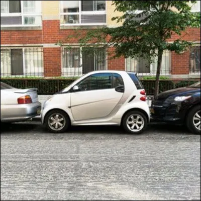 Comment appelle-t-on un stationnement parall&egrave;le &agrave; la chauss&eacute;e ?