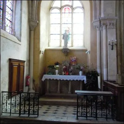 Quel terme d&eacute;signe un lieu de culte chr&eacute;tien secondaire, parfois int&eacute;gr&eacute; dans un autre b&acirc;timent ?