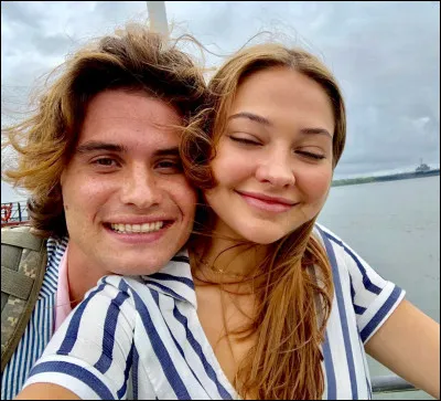 Quel sont les surnoms que se donnent Sarah et John B ?