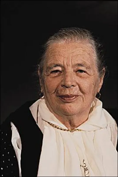 Qu'est-ce qui distingue la femme de lettres Marguerite Yourcenar ?
