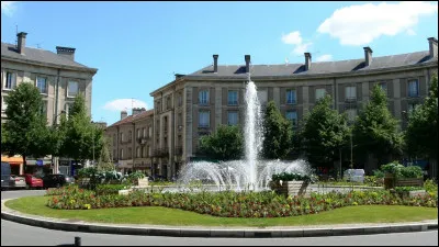 Retrouvons-nous "Place des Trois-évêchés", appelée aussi localement "Place ronde" : nous sommes à ...