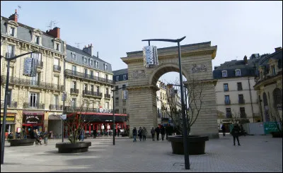 La "Place Darcy" est une place du XVIIIe siècle, de style haussmannien, en bordure du centre historique ; c'est grande place prolongée par un vaste jardin public : nous sommes à ...
