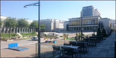Terminons notre voyage "Place de la Liberté", devant l'hôtel de ville de ...