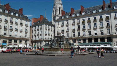 Commençons par nous retrouver sur la "Place Royale" ; elle date de la fin du XVIIIe siècle avec, en son centre, une fontaine monumentale inaugurée en 1865. Nous sommes à ...