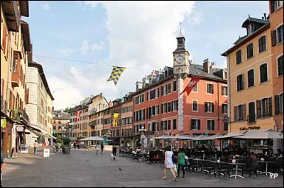 Retrouvons-nous sur la "Place Saint-Léger", c'est une place allongée, située au coeur de la vieille ville ; nous sommes à ...