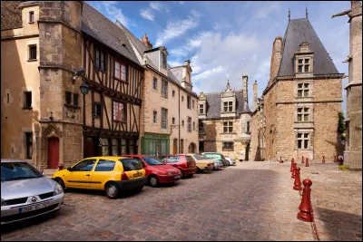Nous allons "Place Saint-Michel", petite place à côté de la cathédrale Saint-Julien ; elle correspond certainement à l'ancien forum de la ville romaine. Où sommes-nous ?