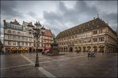 Allons "Place Gutenberg", au centre de laquelle se dresse la statue du célèbre imprimeur. La place s'est longtemps appelée "Place du marché aux herbes". Nous sommes à ...